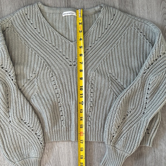 Cozy sage green V-Neck cropped Sweater - Picture 5 of 6